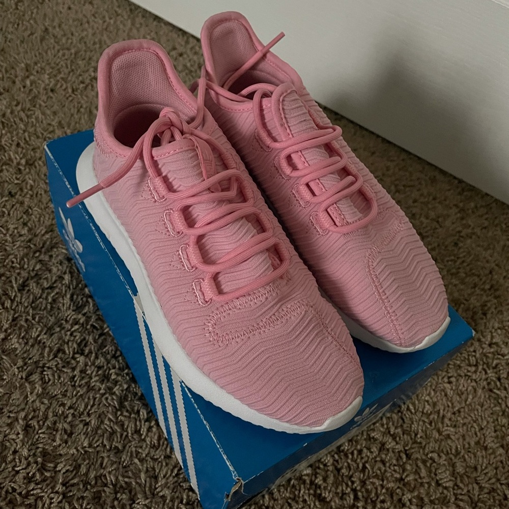 Pink tubular shadow